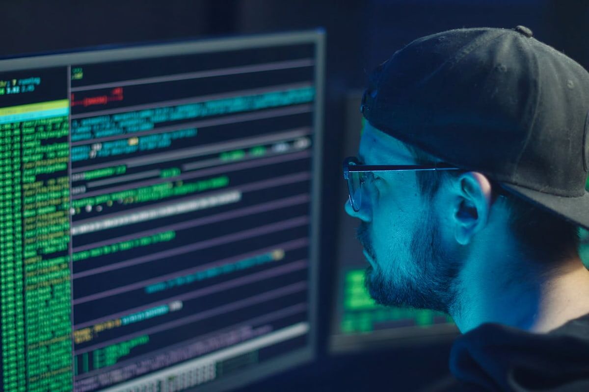 Totul despre deepfake - un programator in fata unui ecran pe care ruleaza cod